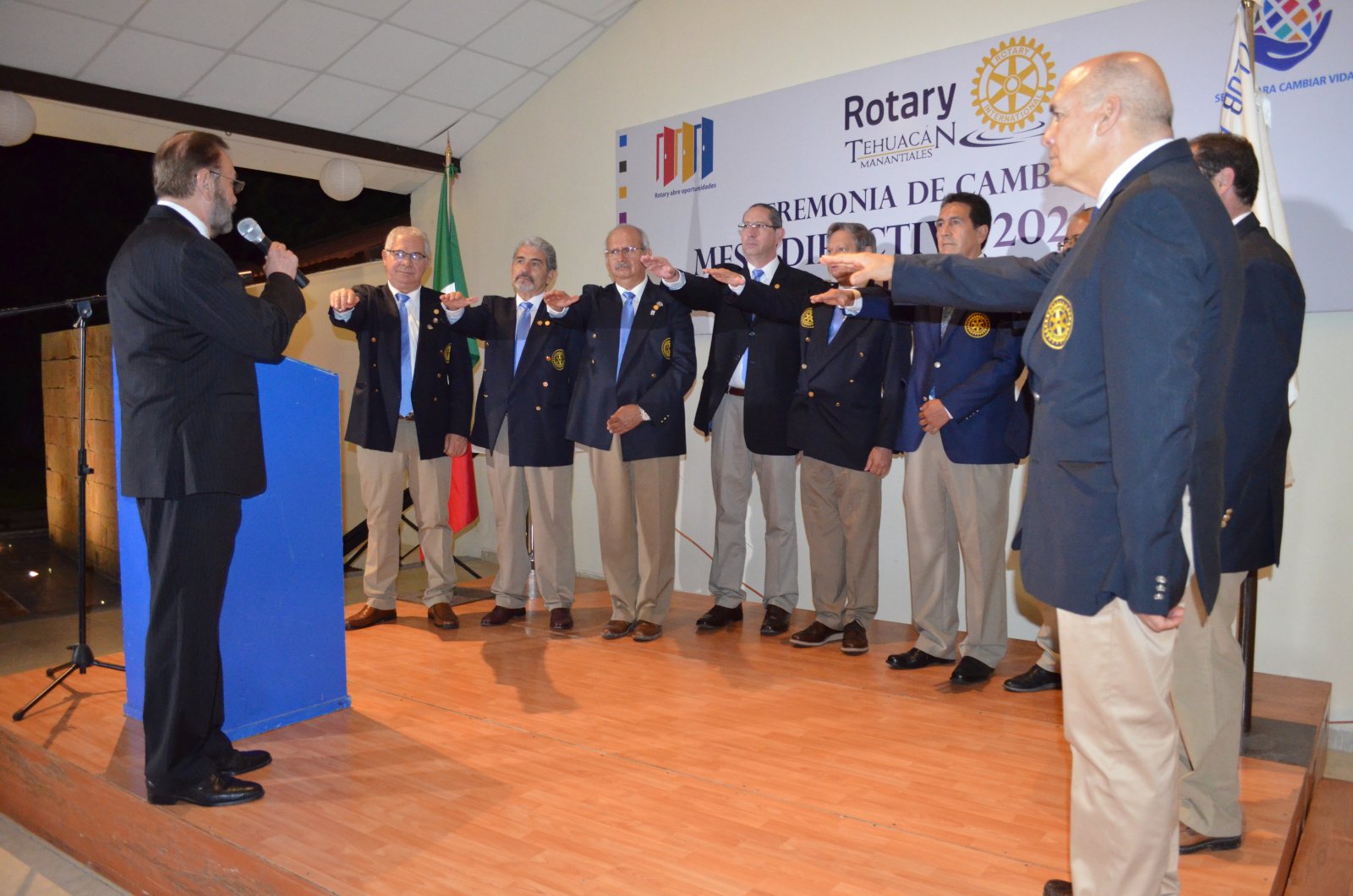 Realiza cambio de mesa directiva Club Rotario Tehuacán Manantiales