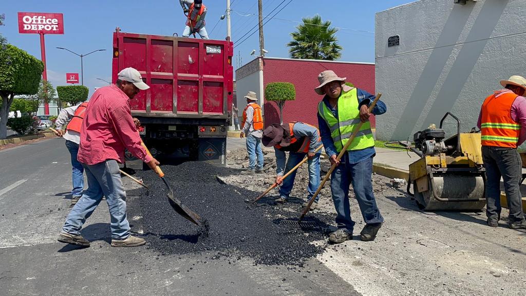 Ayuntamiento bachea vialidades de Tehuacán